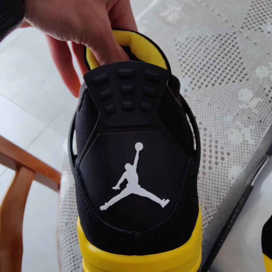 Jordan 4 Retro Thunder (2023)